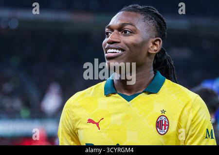 Rafael Leao de l'AC Milan regarde pendant la Serie A 2025/26 le match de football entre l'AC Milan et l'ACF Fiorentina au stade San Siro de Milan Banque D'Images