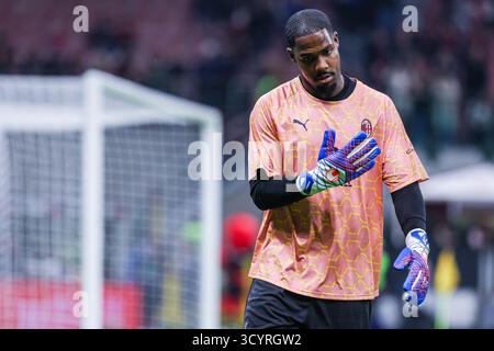 Mike Maignan de l'AC Milan fait des gestes lors du match de football de Serie A 2025/26 entre l'AC Milan et l'ACF Fiorentina au stade San Siro de Milan Banque D'Images