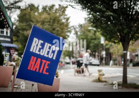 Un panneau de cour « Reject Hate » affiché le long d’un trottoir bordé d’arbres à Del Ray, Alexandria, Virginie, États-Unis, promouvant l’unité et les valeurs communautaires. Banque D'Images
