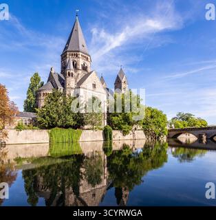 Façade sud du Temple neuf à Metz, une église protestante sur l'île de petit-Saulcy sur la Moselle, par un matin ensoleillé. Banque D'Images