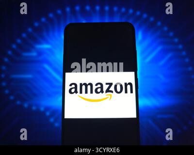SUQIAN, CHINE - 20 OCTOBRE 2025 - une photo d'illustration montre le logo amazon dans un smartphone à Suqian, Jiangsu, Chine le 20 octobre 2025. Banque D'Images