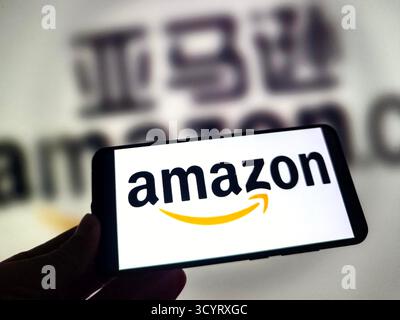 SUQIAN, CHINE - 20 OCTOBRE 2025 - une photo d'illustration montre le logo amazon dans un smartphone à Suqian, Jiangsu, Chine le 20 octobre 2025. Banque D'Images