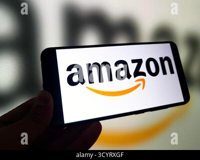SUQIAN, CHINE - 20 OCTOBRE 2025 - une photo d'illustration montre le logo amazon dans un smartphone à Suqian, Jiangsu, Chine le 20 octobre 2025. Banque D'Images