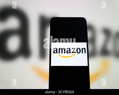 SUQIAN, CHINE - 20 OCTOBRE 2025 - une photo d'illustration montre le logo amazon dans un smartphone à Suqian, Jiangsu, Chine le 20 octobre 2025. Banque D'Images