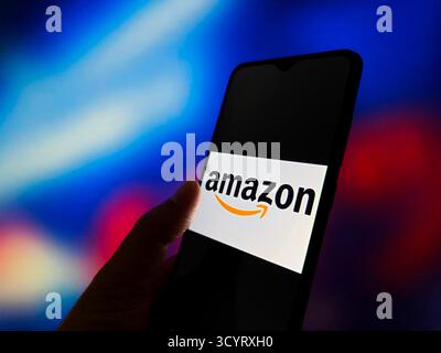 SUQIAN, CHINE - 20 OCTOBRE 2025 - une photo d'illustration montre le logo amazon dans un smartphone à Suqian, Jiangsu, Chine le 20 octobre 2025. Banque D'Images
