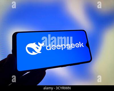 SUQIAN, CHINE - 20 OCTOBRE 2025 - une photo d'illustration montre le logo DeepSeek dans un smartphone à Suqian, Jiangsu, Chine le 20 octobre 2025. Banque D'Images