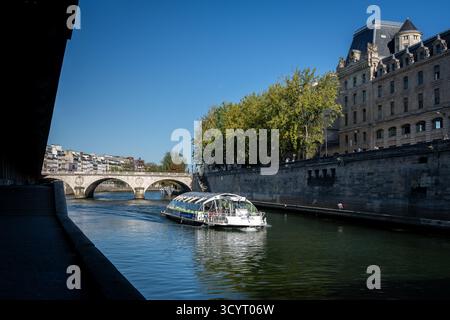 Un bateau-taxi sur la Seine à Paris France. Banque D'Images