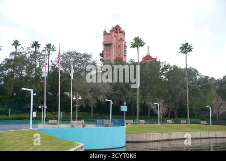 L’attraction Hollywood Tower Hotel s’élève au-dessus d’arbres et de passerelles bordées de palmiers près de l’entrée des studios Disney’s Hollywood à Orlando Banque D'Images
