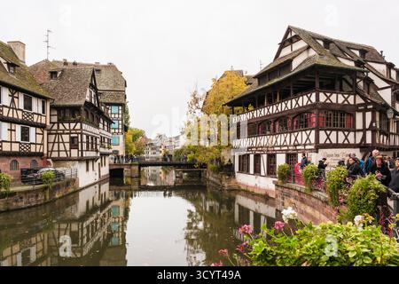 Maisons à colombages au bord de l'Ill dans le quartier la petite France (quartier des tanneurs) de Strasbourg, Grand est, France. Site classé au patrimoine mondial de l'UNESCO Banque D'Images