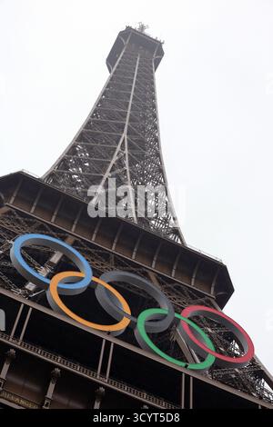 17.08.2024, France, , Paris - anneaux olympiques accrochés à la Tour Eiffel. 00S240817D118CAROEX.JPG [AUTORISATION DU MODÈLE : NON APPLICABLE, AUTORISATION DU PROPRIÉTAIRE : NON Banque D'Images