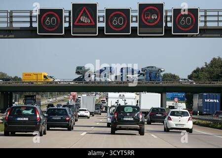 20.09.2024, Allemagne, Brême, Brême - voitures sur l'A1 en direction du nord. 00S240920D529CAROEX.JPG [AUTORISATION DU MODÈLE : NON applicable, AUTORISATION DU PROPRIÉTAIRE : NON (c) c Banque D'Images