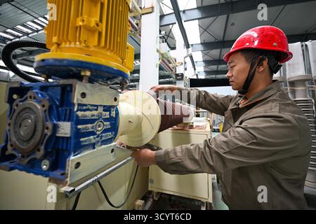 SUQIAN, CHINE - 20 OCTOBRE 2025 - des travailleurs produisent des isolants en porcelaine à l'usine de porcelaine électrique de Suzhou (Suqian) Co., Ltd dans le parc industriel de Susu dans la ville de Suqian, province du Jiangsu, Chine, le 20 octobre 2025. Banque D'Images