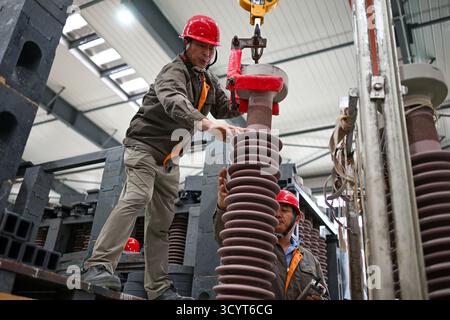 SUQIAN, CHINE - 20 OCTOBRE 2025 - des travailleurs produisent des isolants en porcelaine à l'usine de porcelaine électrique de Suzhou (Suqian) Co., Ltd dans le parc industriel de Susu dans la ville de Suqian, province du Jiangsu, Chine, le 20 octobre 2025. Banque D'Images