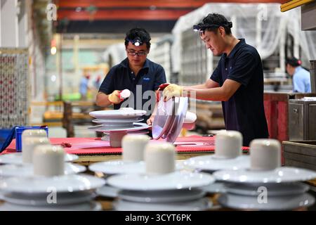 SUQIAN, CHINE - 20 OCTOBRE 2025 - des travailleurs produisent des isolants en porcelaine à l'usine de porcelaine électrique de Suzhou (Suqian) Co., Ltd dans le parc industriel de Susu dans la ville de Suqian, province du Jiangsu, Chine, le 20 octobre 2025. Banque D'Images