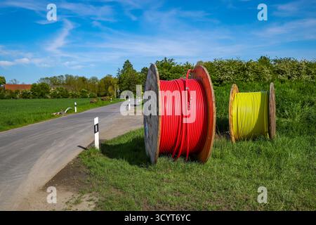 14.05.2025, Allemagne, Rhénanie-du-Nord-Westphalie, Boenen - expansion de l'Internet haut débit dans les zones rurales, chantier de construction pour la pose de câbles à fibres optiques und Banque D'Images