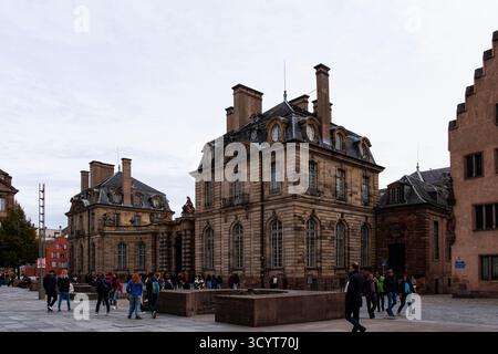 Bâtiments historiques en grès rouge abritant des musées sur la place du Château Schlossplatz en face de la magnifique cathédrale notre Dame populaire auprès des visiteurs Banque D'Images