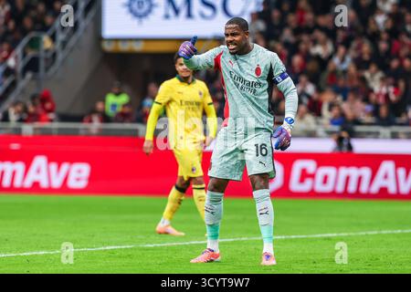 Mike Maignan de l'AC Milan fait des gestes lors du match de football de Serie A 2025/26 entre l'AC Milan et l'ACF Fiorentina au stade San Siro de Milan Banque D'Images
