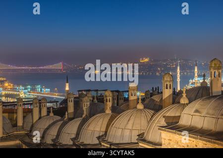 Istanbul Turkiye (Turquie), horizon nocturne de la Corne d'Or et de la Mosquée Suleymaniye Banque D'Images