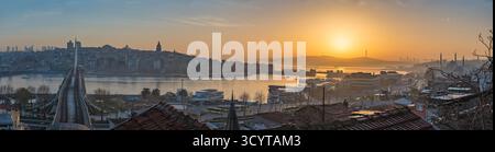 Istanbul Turkiye (Turquie), panorama du lever du soleil sur la Corne d'Or et le détroit du Bosphore Banque D'Images