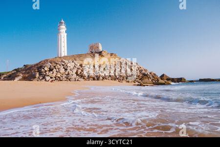Trafalgar Phare sur la plage à côté de la mer, Cadix Banque D'Images