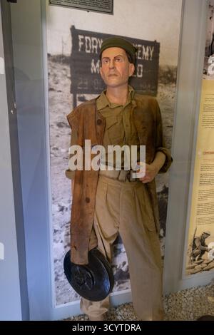 Mannequin d'un sapeur britannique du Royal Engineers tenant une mine antichar allemande au musée militaire d'El Alamein, en Égypte Banque D'Images