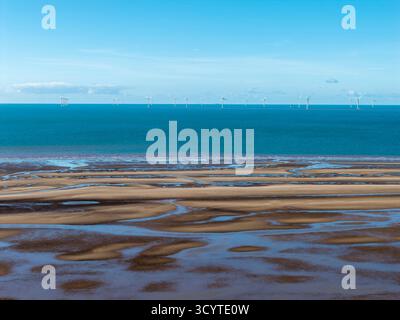 La vue aérienne montre Wallasey plage avec des éoliennes à l'horizon, Wirral, Angleterre. La scène côtière montre le rivage avec le parc éolien offshore Banque D'Images
