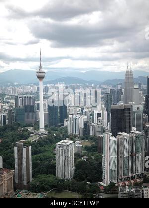 Une vue aérienne spectaculaire de Kuala Lumpur, en Malaisie, avec l'emblématique tour KL et les tours jumelles Petronas s'élevant au-dessus de l'horizon moderne de la ville. Dens Banque D'Images