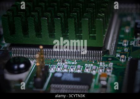 Vue rapprochée d'une carte de circuit imprimé high-tech présentant des composants essentiels pour les applications d'intelligence artificielle et de crypto-monnaie. Banque D'Images