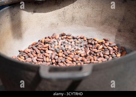 Bol rempli de fèves de cacao en plein air, adapté à des fins de marketing ou d'affaires. Vue rapprochée Banque D'Images