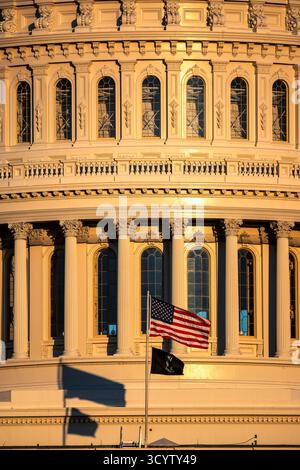 Ombres du dôme du Capitole, Washington DC — Photo noir et blanc | Dôme du Capitole sous la lumière de fin d'après-midi, Washington, D.C. Photographie noir et blanc montrant des colonnes corinthiennes, des fenêtres en arc et des drapeaux sur sa partie inférieure. 2025. Banque D'Images