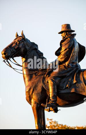 Sculpture commémorative Ulysses S Grant Washington DC // WASHINGTON DC — le monument commémoratif Ulysses S. Grant présente une statue équestre en bronze d'Ulysses S. Grant, général de l'armée de l'Union et 18e président des États-Unis. Cette sculpture monumentale, créée par Henry Merwin Shrady, représente Grant au sommet de son cheval, Cincinnati. Inauguré en 1922, le mémorial est situé au pied du Capitole, sur Union Square, juste en face du Capitole des États-Unis. C'est l'une des plus grandes sculptures équestres au monde, honorant le rôle central de Grant dans la guerre de Sécession. Le mémorial sert de l significatif Banque D'Images