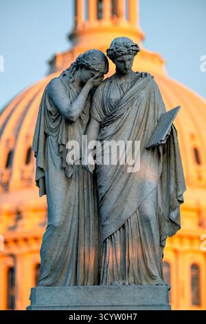 Monument de la paix et dôme du Capitole des États-Unis au coucher du soleil Washington DC // WASHINGTON DC — le monument de la paix, également connu sous le nom de monument naval, est mis en vedette, représentant des figures allégoriques du deuil et de l'histoire. Cette sculpture en marbre, dédiée en 1878, commémore les officiers de marine, les marins et les marines morts en mer pendant la guerre de Sécession. Conçu par le sculpteur Franklin Simmons, le monument est situé sur le côté ouest du bâtiment du Capitole des États-Unis. L'emblématique dôme du Capitole américain s'élève en arrière-plan, illuminé par la lumière dorée du soleil juste avant le coucher du soleil. Ce point de repère important est a fo Banque D'Images