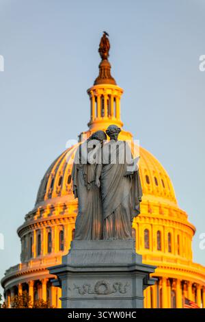 Monument de la paix avec le dôme du Capitole américain Washington DC // WASHINGTON DC — le monument de la paix, avec des figures allégoriques du deuil et de l'histoire, est visible au premier plan avec le dôme du Capitole américain en arrière-plan. Ce monument en marbre, dédié en 1877, commémore les morts navales en mer pendant la guerre de Sécession. Sculpté par Franklin Simmons, le monument est situé à Peace Circle, près du Capitole des États-Unis. Le Capitole des États-Unis abrite le Congrès des États-Unis et est un point de repère important dans la capitale du pays. Le Capitol Dome est illuminé par la lumière dorée du soleil juste avant le soleil Banque D'Images