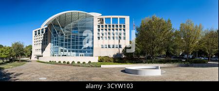 United States Institute of Peace Building Washington DC // WASHINGTON DC — le bâtiment de l'United States Institute of Peace (USIP) est illustré, mettant en valeur son architecture moderne distinctive avec une grande façade en verre et un toit incurvé. Cette institution fédérale, créée par le Congrès des États-Unis, a pour mission de prévenir et de résoudre les conflits internationaux violents. Conçu par l'architecte Moshe Safdie, le bâtiment du siège a ouvert ses portes en 2007 sur le National Mall. Son toit unique est souvent interprété comme symbolisant les ailes des colombes, représentant la paix et sa mission en tant que centre mondial pour la paix Banque D'Images