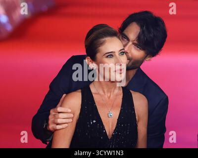 Rome, Italie. 16 octobre 2024. Rome Cinema Fest 2024. Festival du film de Rome. Tapis rouge pour le film 'Berlinguer, la grande ambition'. Sur la photo : Maria Elena Boschi avec son partenaire Giulio Berruti. Crédit : Agence photo indépendante/Alamy Live News Banque D'Images
