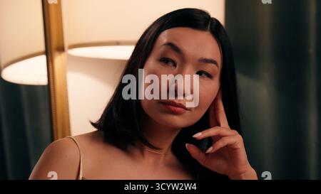 Gros plan portrait pensif pensant réfléchi à la solution rêveuse résolvant belle asiatique coréenne magnifique femme chinoise dame japonaise fille Banque D'Images