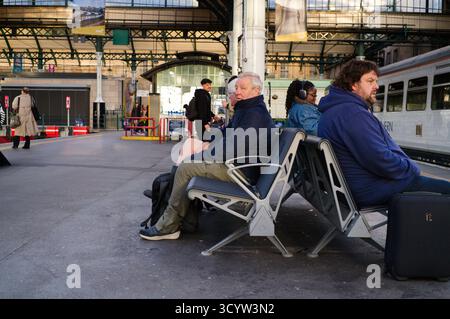 Voyageurs attendant le train pour Scarborough à la gare de Hull Banque D'Images