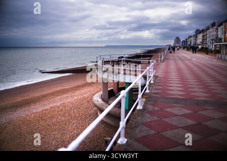 Front de mer à Hasings montrant les deux niveaux de promenades Banque D'Images
