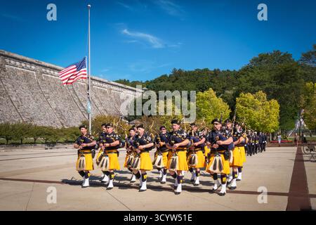 Les tuyaux et les tambours de la police Emerald Society of Westchester défilent avant le chant de l'hymne national lors de la cérémonie commémorative du 11 septembre. Banque D'Images