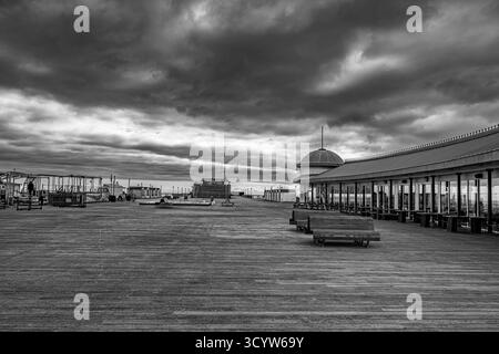 Le pont en bois de la jetée Hastings réaménagée dans un jour nuageux gris Banque D'Images