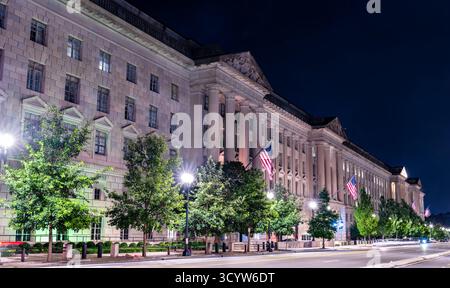 Le Herbert C. Hoover Building, siège du Département du commerce des États-Unis, à Washington, D.C. ce monument historique du Triangle fédéral est illuminé par une soirée claire Banque D'Images