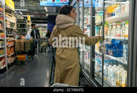 Shopping dans un supermarché Whole Foods Market à New York le lundi 13 octobre 2025. (© Richard B. Levine) Banque D'Images