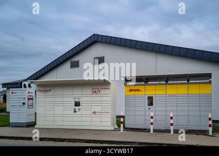Wroclaw, Pologne - 7 octobre 2025 : Pocztex, DHL et DPD boîtes de casiers à colis en gros plan, pas de gens. Banque D'Images
