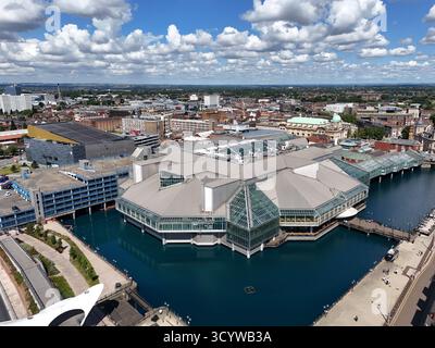 Vue aérienne du centre commercial Princes Quay à Kingston upon Hull, East Riding of Yorkshire, Angleterre. Le centre est construit sur des pilotis au-dessus du Prince's Dock Banque D'Images