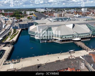 Vue aérienne du centre commercial Princes Quay à Kingston upon Hull, East Riding of Yorkshire, Angleterre. Le centre est construit sur des pilotis au-dessus du Prince's Dock Banque D'Images