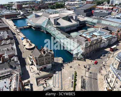 Vue aérienne du centre commercial Princes Quay à Kingston upon Hull, East Riding of Yorkshire, Angleterre. Le centre est construit sur des pilotis au-dessus du Prince's Dock Banque D'Images