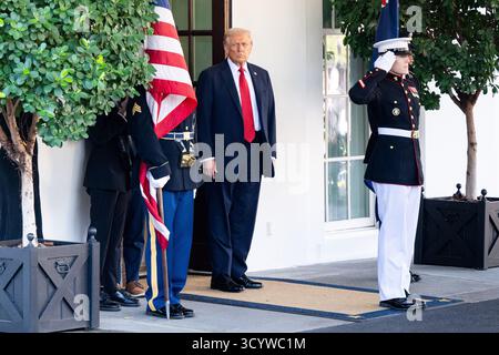 Washington, États-Unis. 20 octobre 2025. Le président Donald Trump attend d'accueillir le premier ministre australien à la Maison Blanche à Washington DC (photo de Michael Brochstein/Sipa USA) crédit : Sipa USA/Alamy Live News Banque D'Images