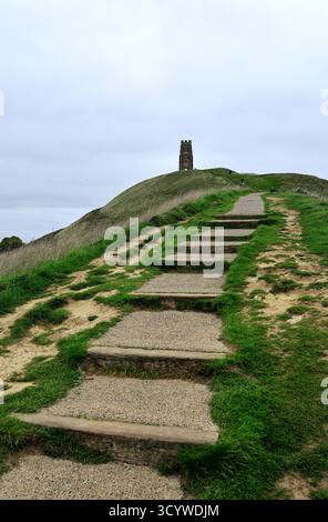 Glastonbury Tor et la tour restante de l'église St Michael, Somerset. Banque D'Images