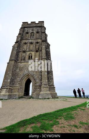 Glastonbury Tor et la tour restante de l'église St Michael, Somerset. Banque D'Images