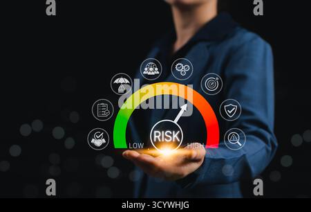 Indicateur de performance de l'évaluation des risques et de la gestion. Indicateur du niveau de risque de faible à élevé, évaluation du rendement, analyse, planification stratégique Banque D'Images